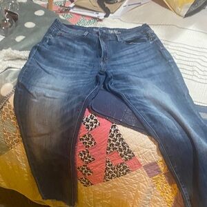 Classic Blue Women's Jeans 👖 Levis’ signature Strauss